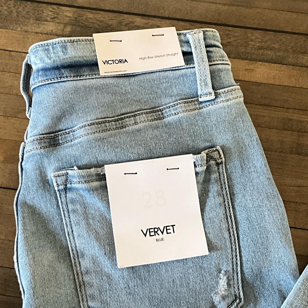 Vervet Women's Light Blue Frayed Hem Cropped Jeans - Picture 2 of 2